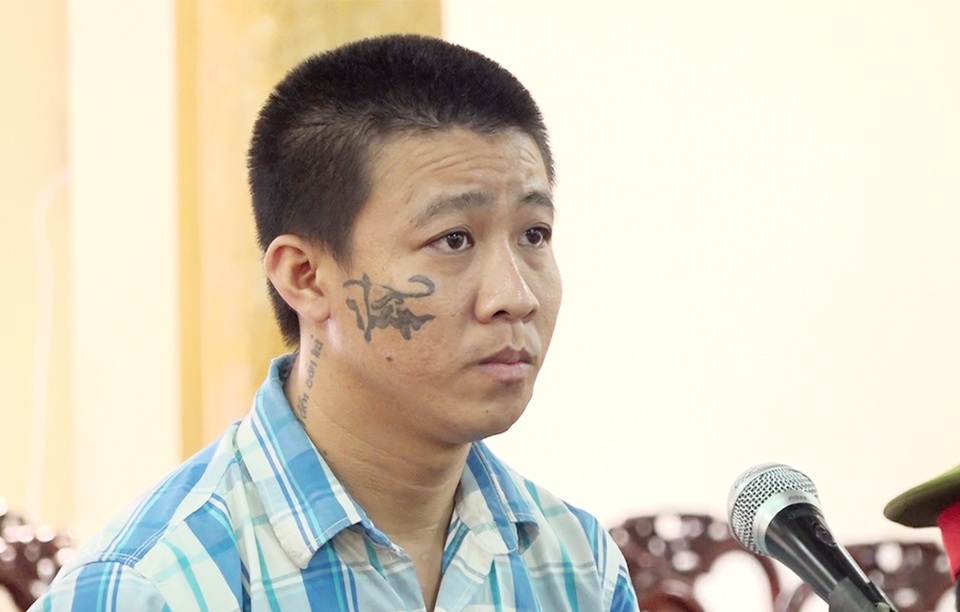 Bị đánh vào mặt 2 cái, lấy dao bấm đâm chết người - 1 Bị đánh vào mặt 2 cái, lấy dao bấm đâm chết người - 1