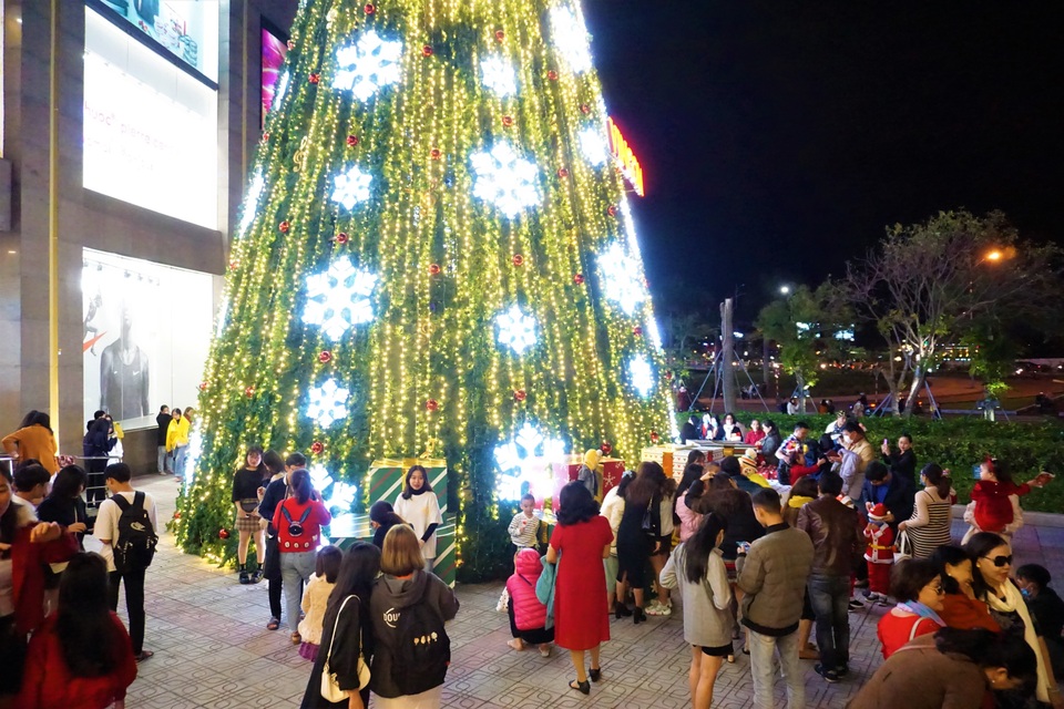 Bất chấp trời lạnh, người dân Đà Nẵng rộn ràng đi chơi Noel sớm - 1 Bất chấp trời lạnh, người dân Đà Nẵng rộn ràng đi chơi Noel sớm - 1