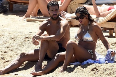 Fabregas chính thức bàn chuyện trăm năm với “máy bay bà già” nóng bỏng