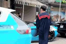 Video chàng trai mặc áo cử nhân lái siêu xe ở Hà Nội hút triệu lượt xem