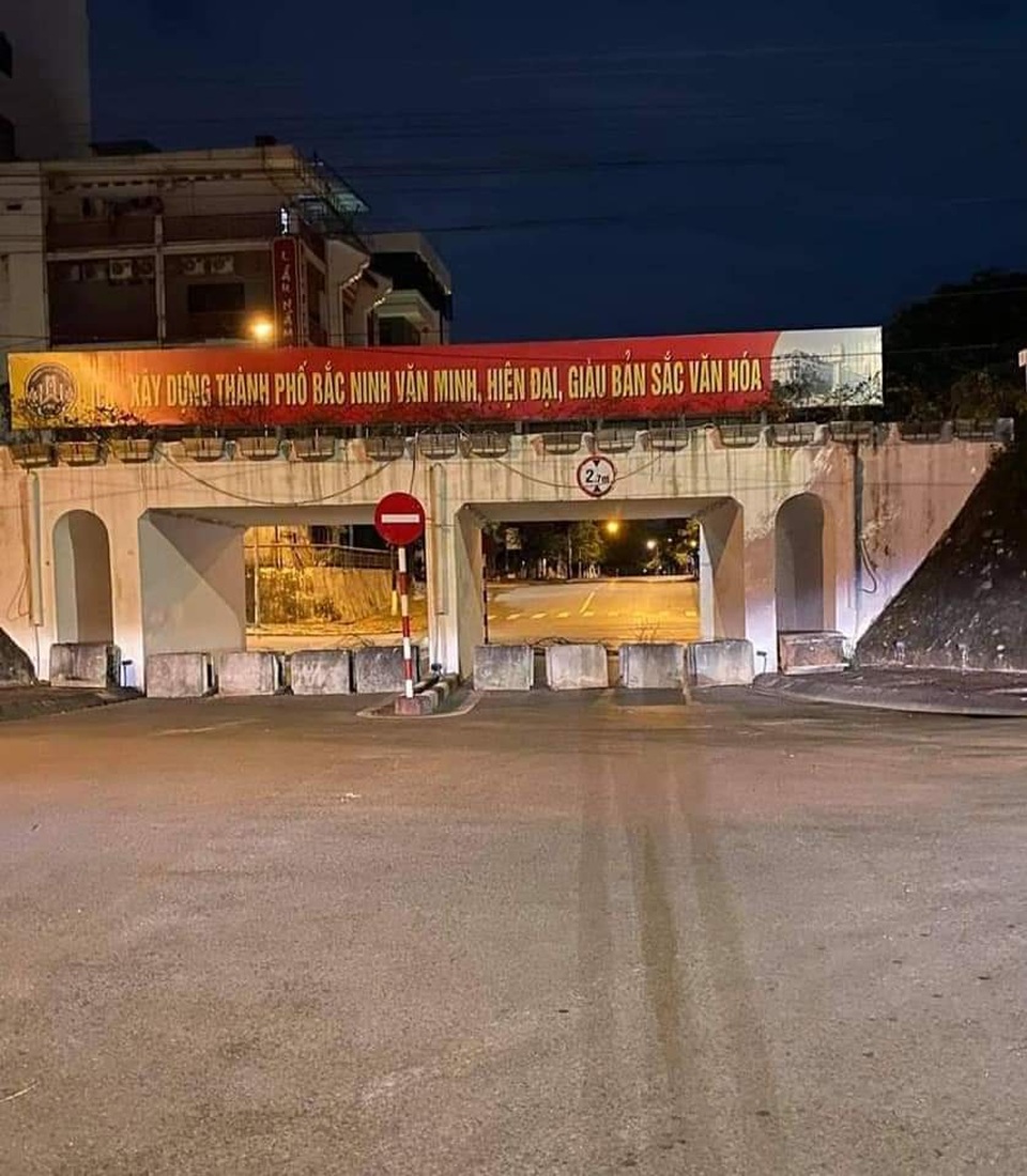 TP Bắc Ninh xếp gạch, bê tông, dàn hàng ô tô chốt cứng mọi ngả đường - 4 TP Bắc Ninh xếp gạch, bê tông, dàn hàng ô tô chốt cứng mọi ngả đường - 4