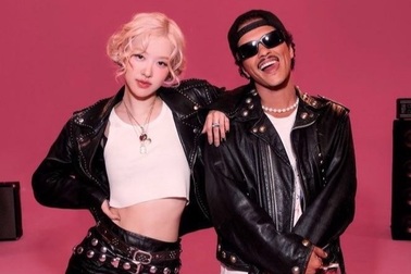 Chuỗi thành tích rực rỡ với "APT." giúp Rosé qua mặt Jennie và Lisa