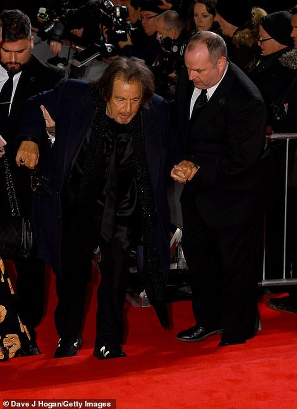 Bố già Al Pacino bị ngã trên thảm đỏ - 3 Bố già Al Pacino bị ngã trên thảm đỏ - 3