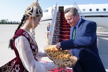 Ngoại trưởng Anh bị chỉ trích vì thuê máy bay sang trọng đi công tác