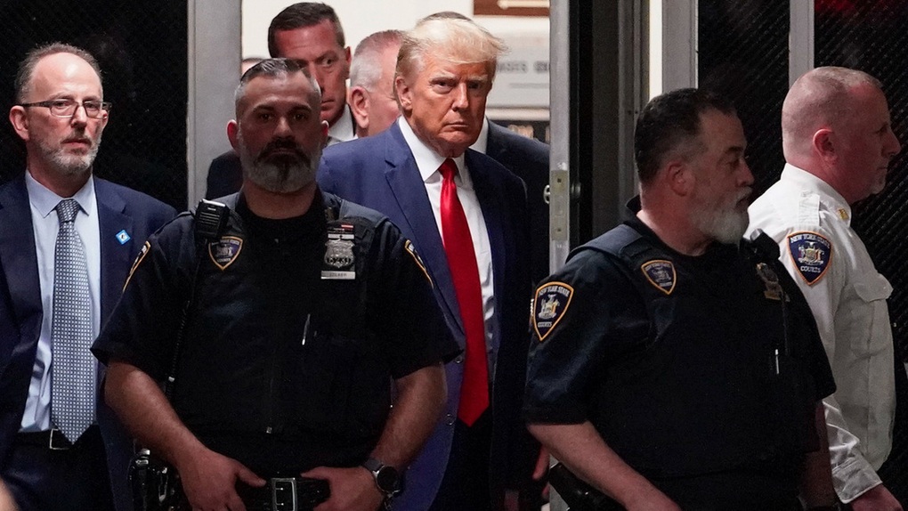 Ông Trump hé lộ phản ứng bất ngờ của nhân viên tòa án khi trình diện - 1 Ông Trump hé lộ phản ứng bất ngờ của nhân viên tòa án khi trình diện - 1