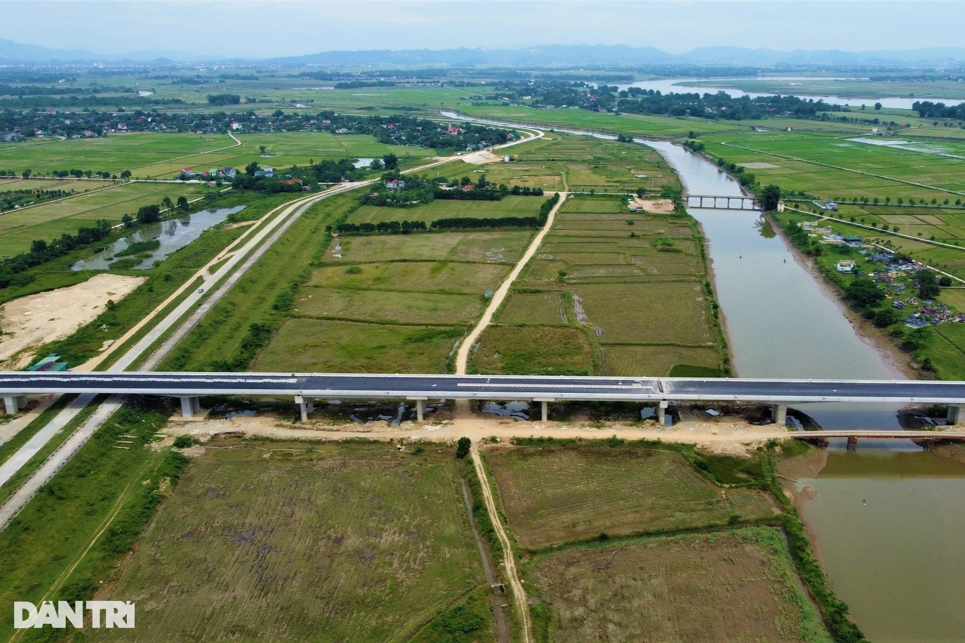 Cầu dài nhất tuyến cao tốc Bắc - Nam trước ngày thông xe - 3