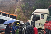 1 người chết, 6 người bị thương sau vụ 3 ô tô tông nhau