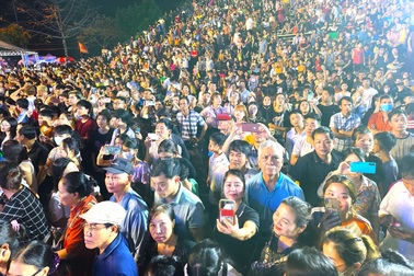 Hàng nghìn người đổ về Cố đô Hoa Lư kỷ niệm 1.100 năm ngày sinh vua Đinh