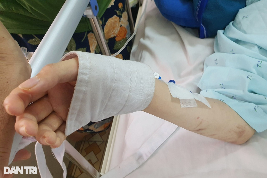 Nước mắt cha già cầm sổ đỏ cứu con gái bệnh não quái ác: Tôi hết cách rồi - 3 Nước mắt cha già cầm sổ đỏ cứu con gái bệnh não quái ác: Tôi hết cách rồi - 3