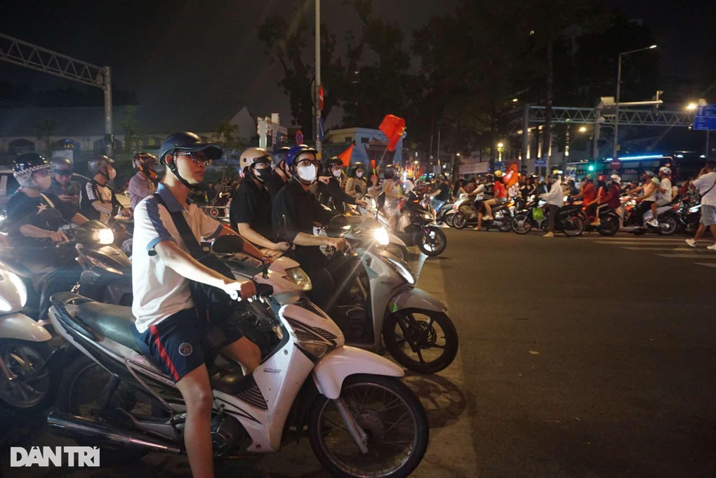 Đi bão văn minh: Người Hà Nội dừng đèn đỏ ăn mừng chức vô địch AFF Cup - 3 Đi bão văn minh: Người Hà Nội dừng đèn đỏ ăn mừng chức vô địch AFF Cup - 3