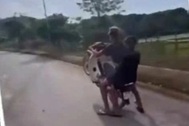 Thiếu niên bốc đầu xe máy bị tịch thu phương tiện