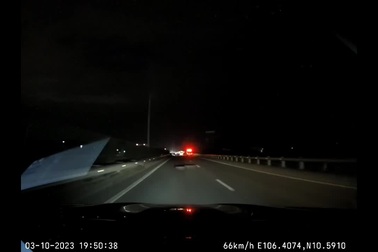 Ô tô bất ngờ tông trúng lốp xe trên đường cao tốc