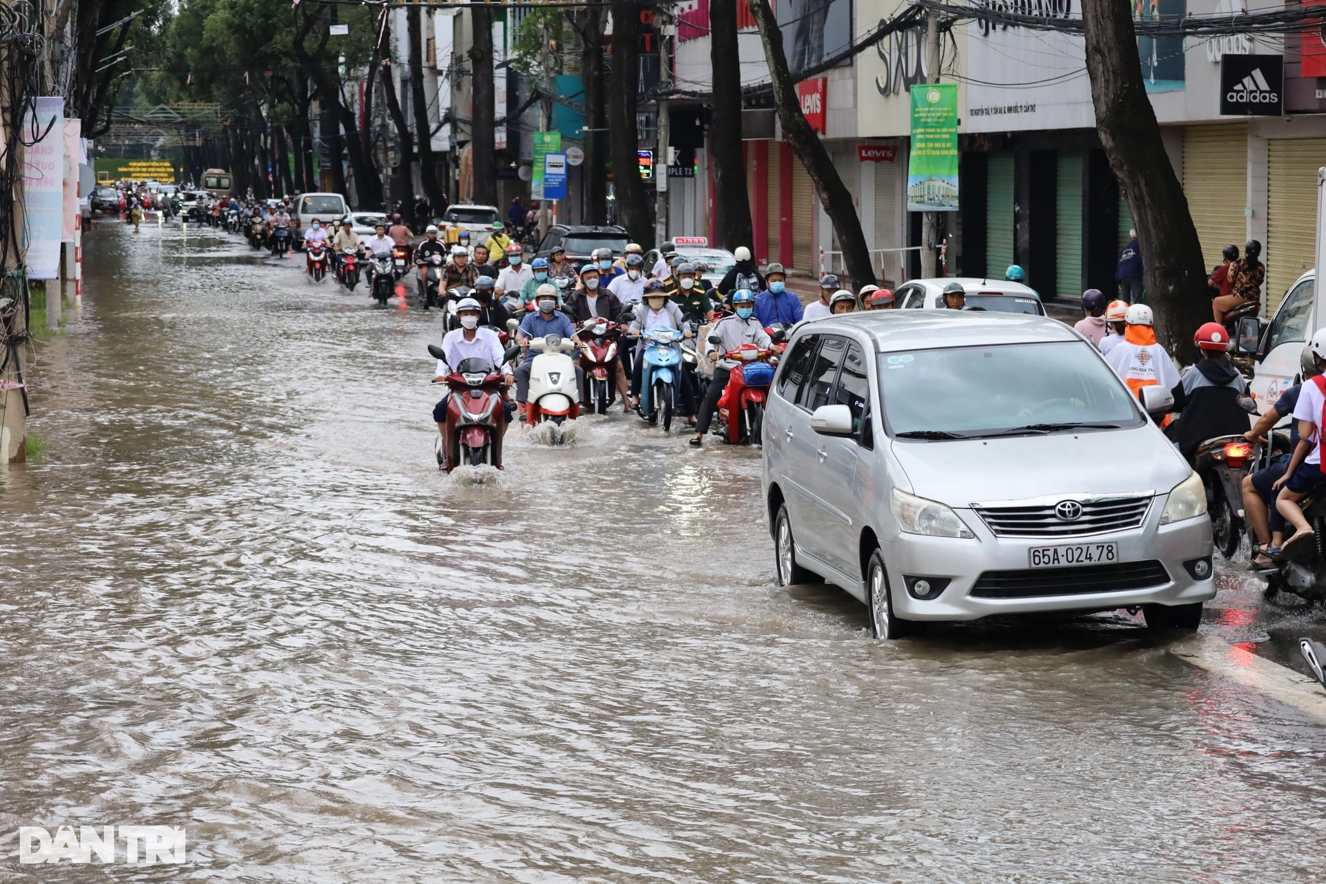 Cải tạo đường, làm cống thoát nước nhưng... vẫn ngập - 2 Cải tạo đường, làm cống thoát nước nhưng... vẫn ngập - 2