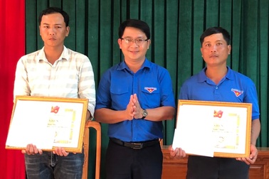 Khen thưởng 2 thanh niên dũng cảm cứu người gặp nạn trong lũ dữ