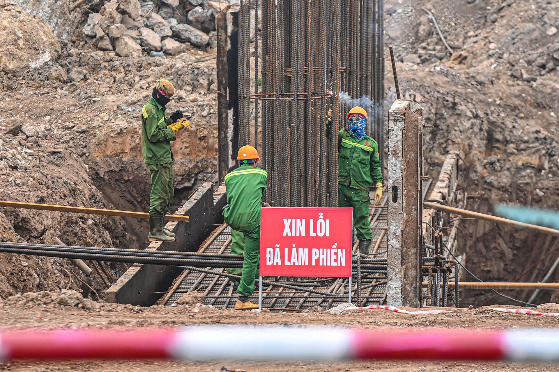 Lộ diện hình hài cầu Phong Châu mới sau 5 tháng thi công - 9 Lộ diện hình hài cầu Phong Châu mới sau 5 tháng thi công - 9