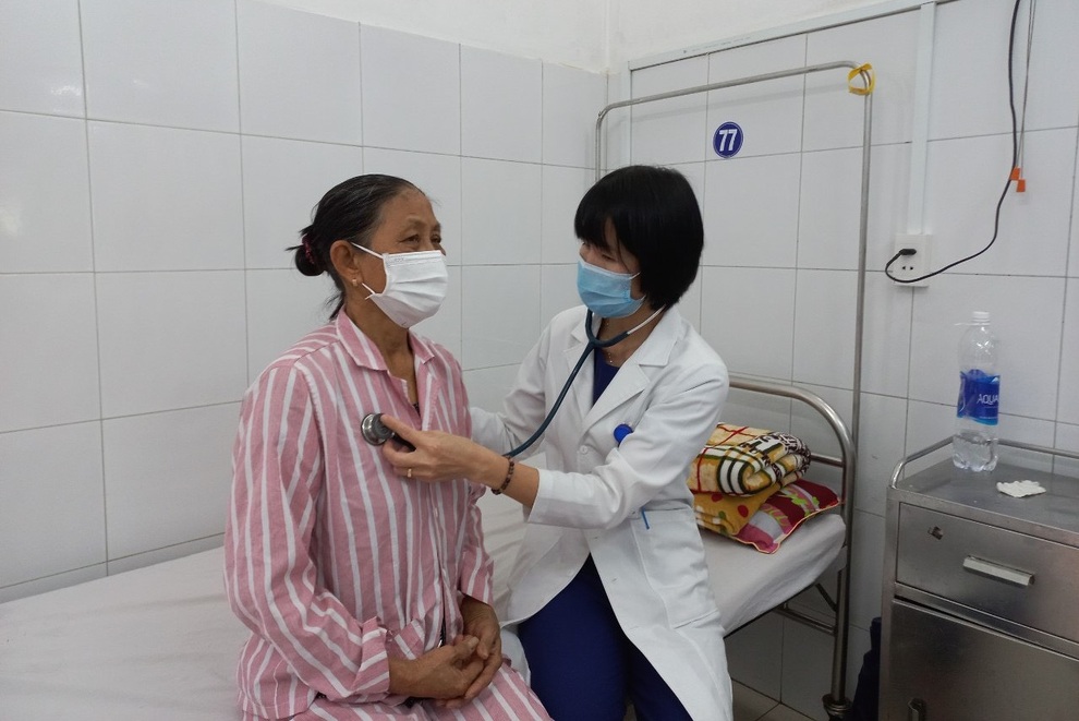 Ăn bún giò, cụ bà 67 tuổi bị xương lợn dài 1,5 cm lọt vào phế quản - 2 Ăn bún giò, cụ bà 67 tuổi bị xương lợn dài 1,5 cm lọt vào phế quản - 2