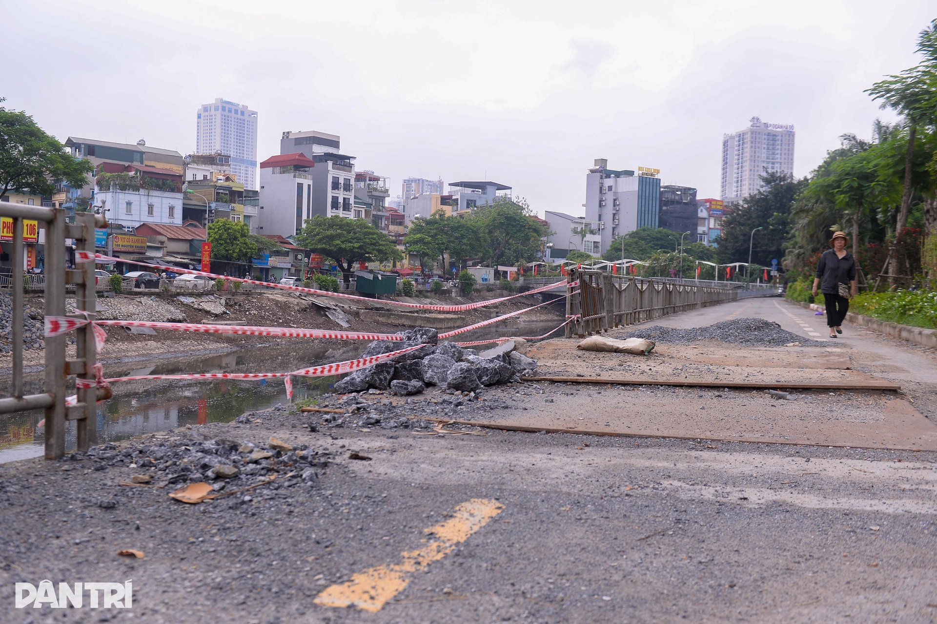 Dòng nước hôi thối vẫn ồ ạt chảy vào sông Tô Lịch trước ngày hồi sinh - 6