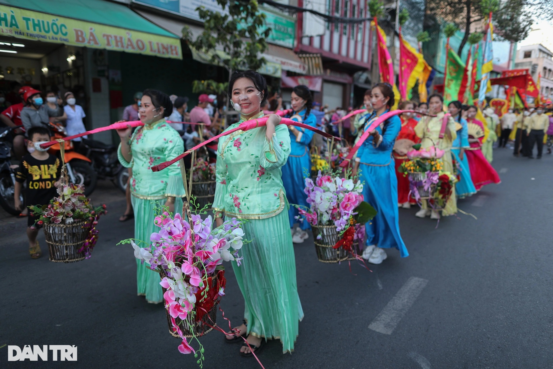 Hàng nghìn người tham gia Lễ hội Tết Nguyên tiêu đầy màu sắc ở TPHCM - 2