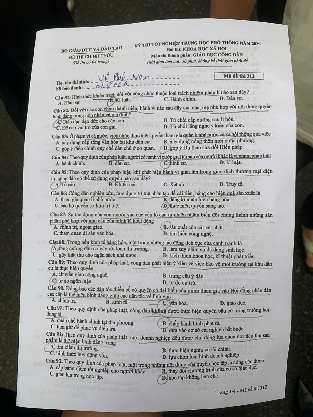 Questions et réponses de l'examen de fin d'études secondaires pour l'éducation civique, 2006 - 1 programme d'enseignement général Đề và đáp án tốt nghiệp THPT môn giáo dục công dân chương trình GDPT 2006 - 1