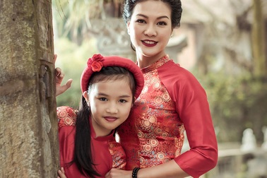 Diễn viên Hoàng Xuân rạng rỡ cùng con gái đón xuân