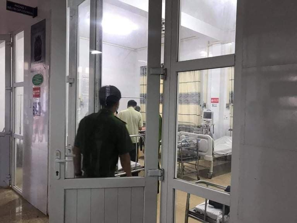 Tường gạch sập, đè 4 trẻ nhỏ, cháu bé 8 tháng tuổi tử vong - 1 Tường gạch sập, đè 4 trẻ nhỏ, cháu bé 8 tháng tuổi tử vong - 1