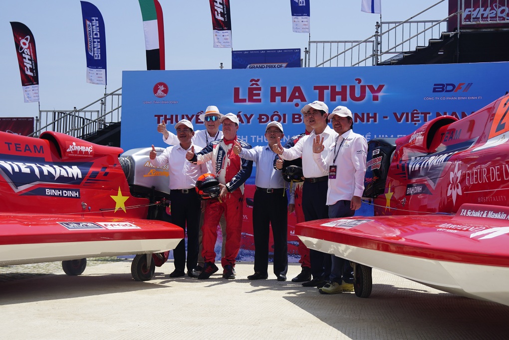 Cận cảnh siêu thuyền đua có thể đạt tốc độ lên 100 km/h chỉ trong 2 giây - 7 Cận cảnh siêu thuyền đua có thể đạt tốc độ lên 100 km/h chỉ trong 2 giây - 7