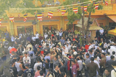 Hàng trăm người dân tham gia lễ hội té nước của người Khmer tại TPHCM