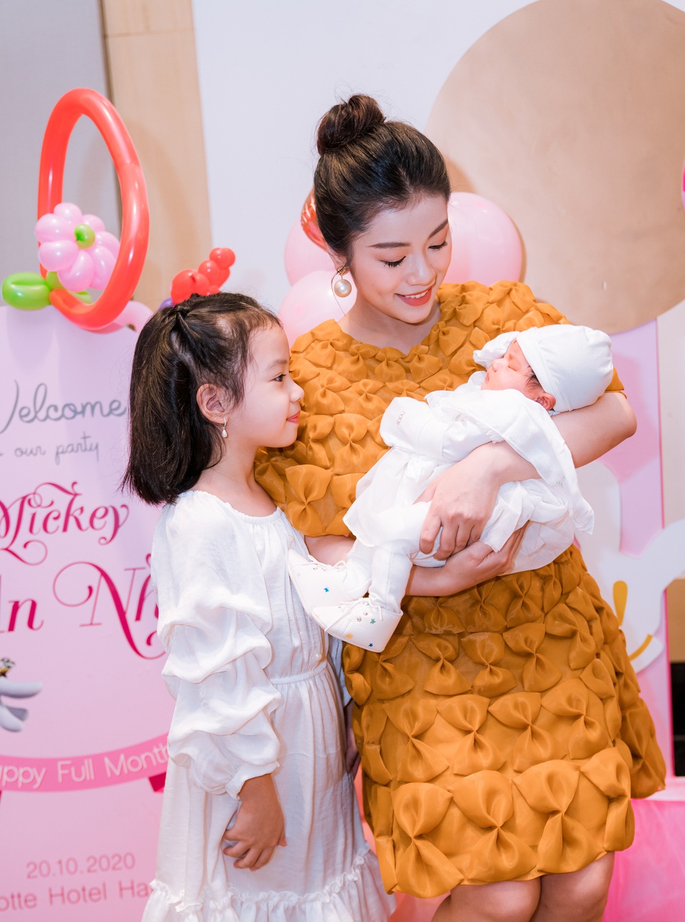 Sao mai Nguyễn Thu Hằng bất ngờ công bố đã sinh con dù chưa đám cưới - 4 Sao mai Nguyễn Thu Hằng bất ngờ công bố đã sinh con dù chưa đám cưới - 4