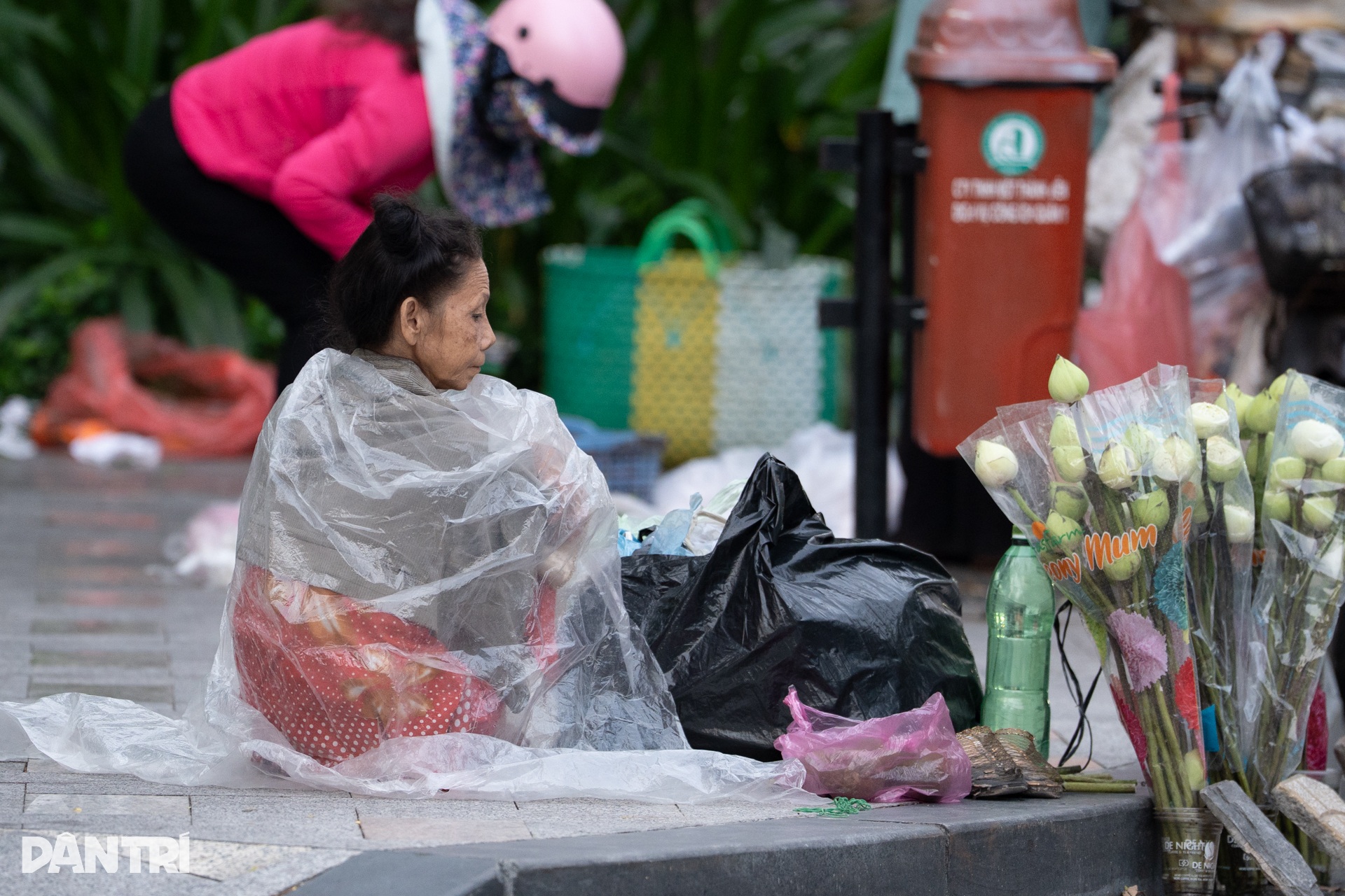 Người dân TPHCM đốt lửa sưởi ấm khi nhiệt độ xuống 19 độ C - 7