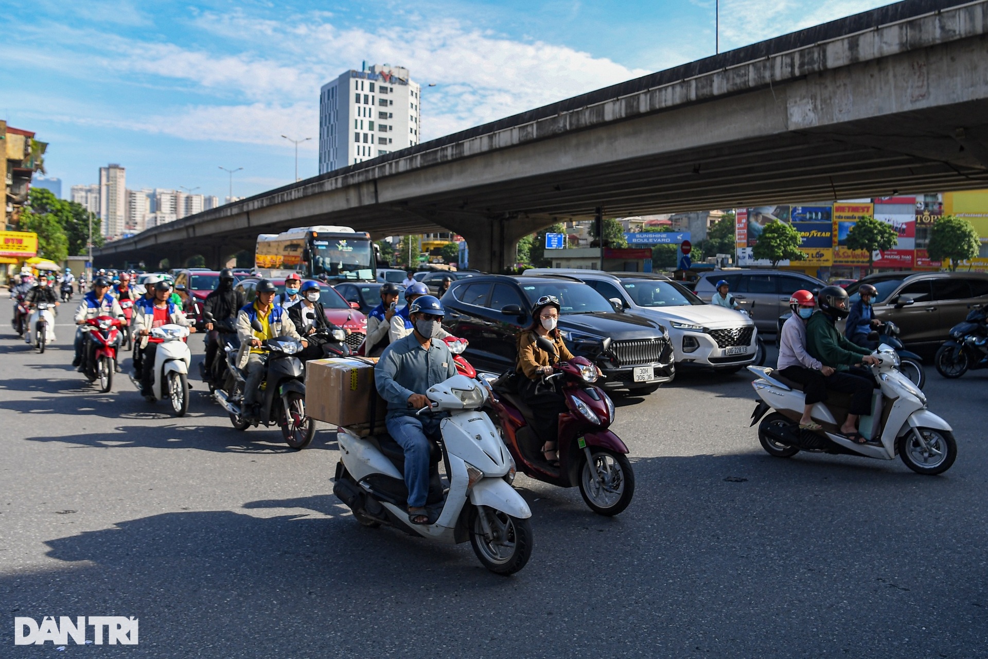 Dân né rào chắn bủa vây, ngã tư Nguyễn Trãi thông thoáng giờ cao điểm - 12 Dân né rào chắn bủa vây, ngã tư Nguyễn Trãi thông thoáng giờ cao điểm - 12