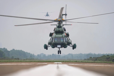 Hình ảnh 9 trực thăng diễn tập kỷ niệm 70 năm Chiến thắng Điện Biên Phủ