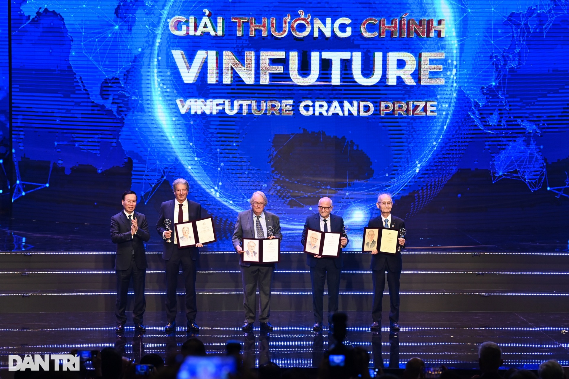 Toàn cảnh Lễ trao giải VinFuture 2023 vinh danh các nhà khoa học xuất chúng - 12 Toàn cảnh Lễ trao giải VinFuture 2023 vinh danh các nhà khoa học xuất chúng - 12