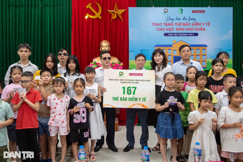 Xúc động ngày trao thẻ BHYT tới tay học sinh khó khăn tại Hà Nội - 1 Xúc động ngày trao thẻ BHYT tới tay học sinh khó khăn tại Hà Nội - 1