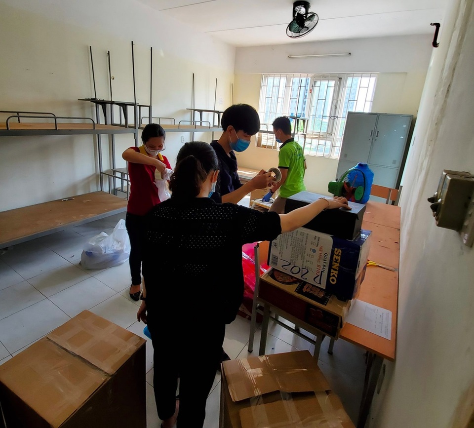 Hàng trăm giảng viên, sinh viên dốc sức thu dọn ký túc xá làm khu cách ly - 8 Hàng trăm giảng viên, sinh viên dốc sức thu dọn ký túc xá làm khu cách ly - 8