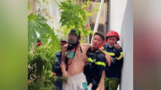 Cảnh sát nhường mặt nạ phòng độc cho người đàn ông mắc kẹt trong đám cháy - 2