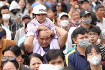 "Biển người" chen chúc trải nghiệm metro Bến Thành - Suối Tiên