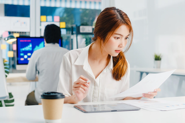 Nguy cơ "sa thải lặng lẽ": Bạn trẻ tích trữ tài chính đề phòng thất nghiệp