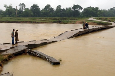 Rợn người cảnh người dân băng qua cây cầu "tử thần"