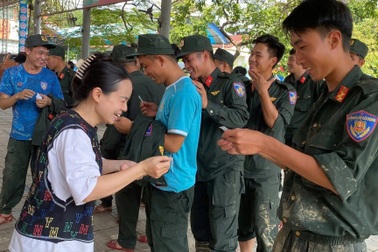 Giáo viên phát “phiếu bé ngoan” cho chiến sĩ dọn dẹp sau lũ