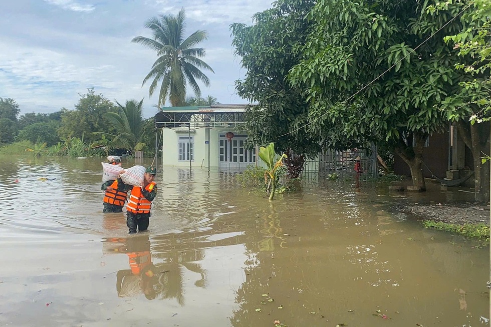 Quân đội, công an làm hết mình, chưa hẹn ngày rút quân giúp dân vùng lũ - 6