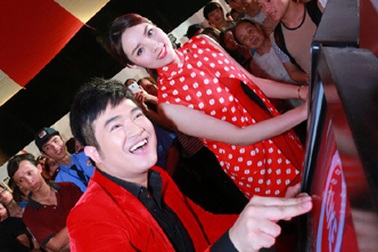 Hoa hậu Kỳ Duyên xinh đẹp dự lễ hội cà phê