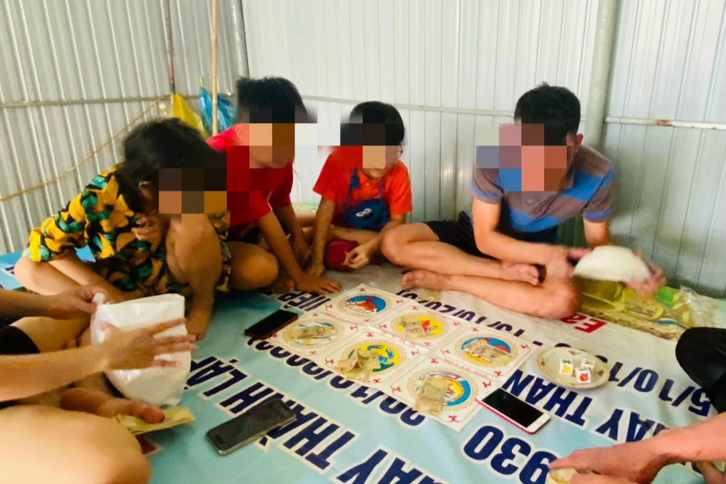 Bé gái lớp 4 về ngoại ăn Tết, đánh bài ăn tiền mất... tiền triệu - 2