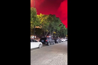 Bầu trời đêm bất ngờ chuyển sang màu đỏ khiến người dân hoang mang