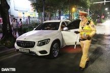 Thấy CSGT kiểm tra nồng độ cồn, tài xế Mercedes định quay đầu tránh chốt