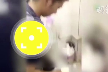 Công ty phạt nhân viên uống nước trong bồn cầu