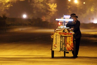 Mưu sinh ngoài trời trong đêm lạnh 9 độ C