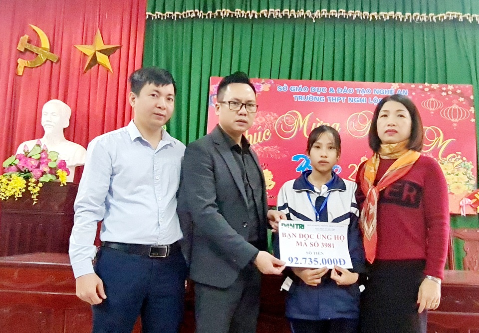 Nhà báo Nguyễn Duy, Phó trưởng Văn phòng đại diện Báo điện tử Dân trí tại khu vực Bắc Miền Trung trao gần 93 triệu đồng cho nữ sinh Đậu Thị Dần. Nhà báo Nguyễn Duy, Phó trưởng Văn phòng đại diện Báo điện tử Dân trí tại khu vực Bắc Miền Trung trao gần 93 triệu đồng cho nữ sinh Đậu Thị Dần.