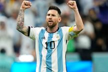 Báo Argentina tôn vinh Lionel Messi không khác gì "thánh sống"
