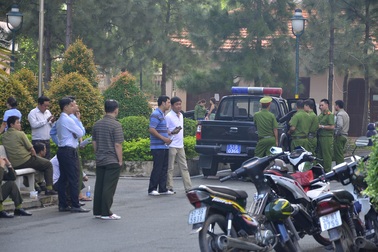 Không đủ căn cứ xử lý ông bố ngoại quốc “khống chế” 2 con nhỏ trong chung cư