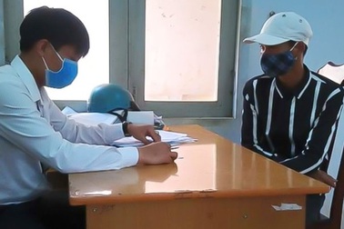 Tụ tập đánh bài trong thời gian cách ly xã hội, 4 người bị phạt tiền